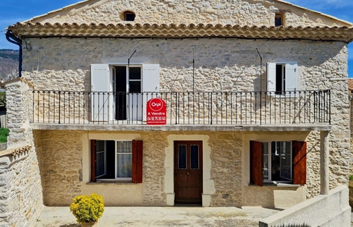 Saumane Haute Provence. Maison de village 143 m2 avec terrasse et balcon