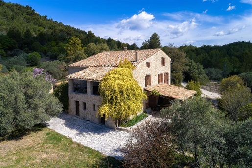 Property in Provence of nearly 300 m2 on 13 hectares