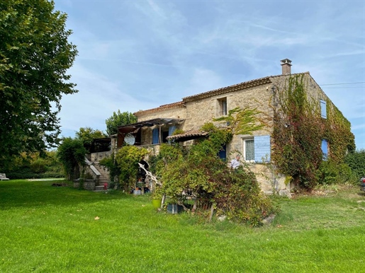 Stone building with swimming pool 317 m2 of living space on 2982 m2 in the countryside