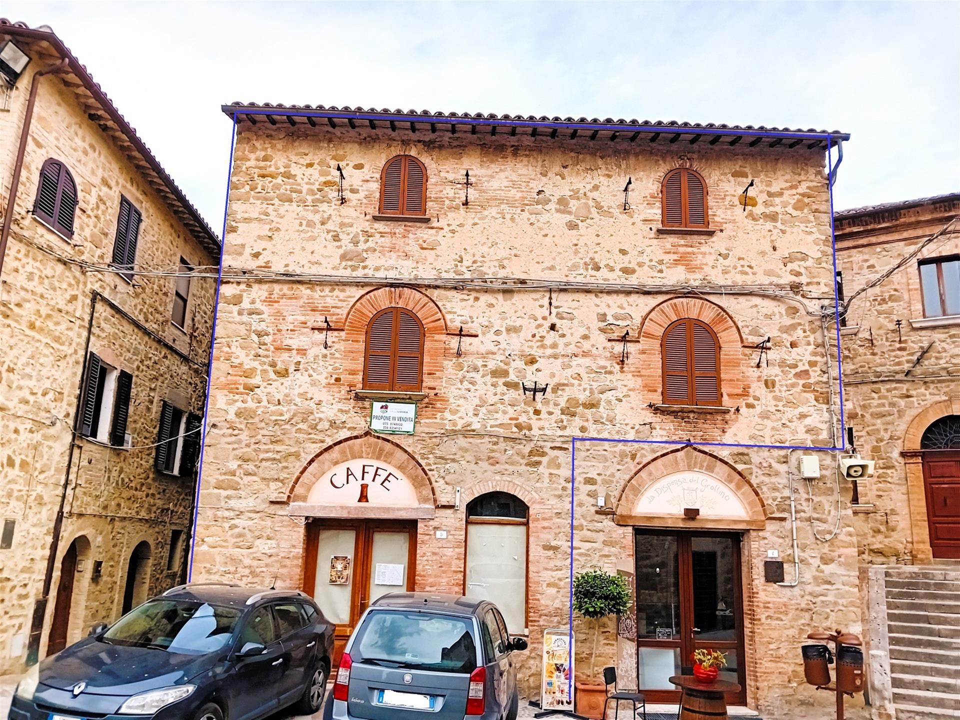 Casă de piatră cu vedere spre piață