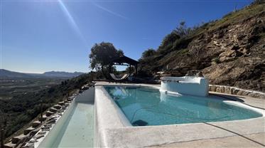 Charmantes Landhaus mit atemberaubender Aussicht und Infinity-Pool