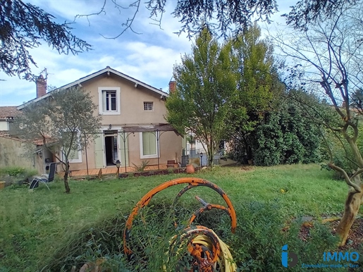 Charmante maison de ville sur 2200 m² de terrain.