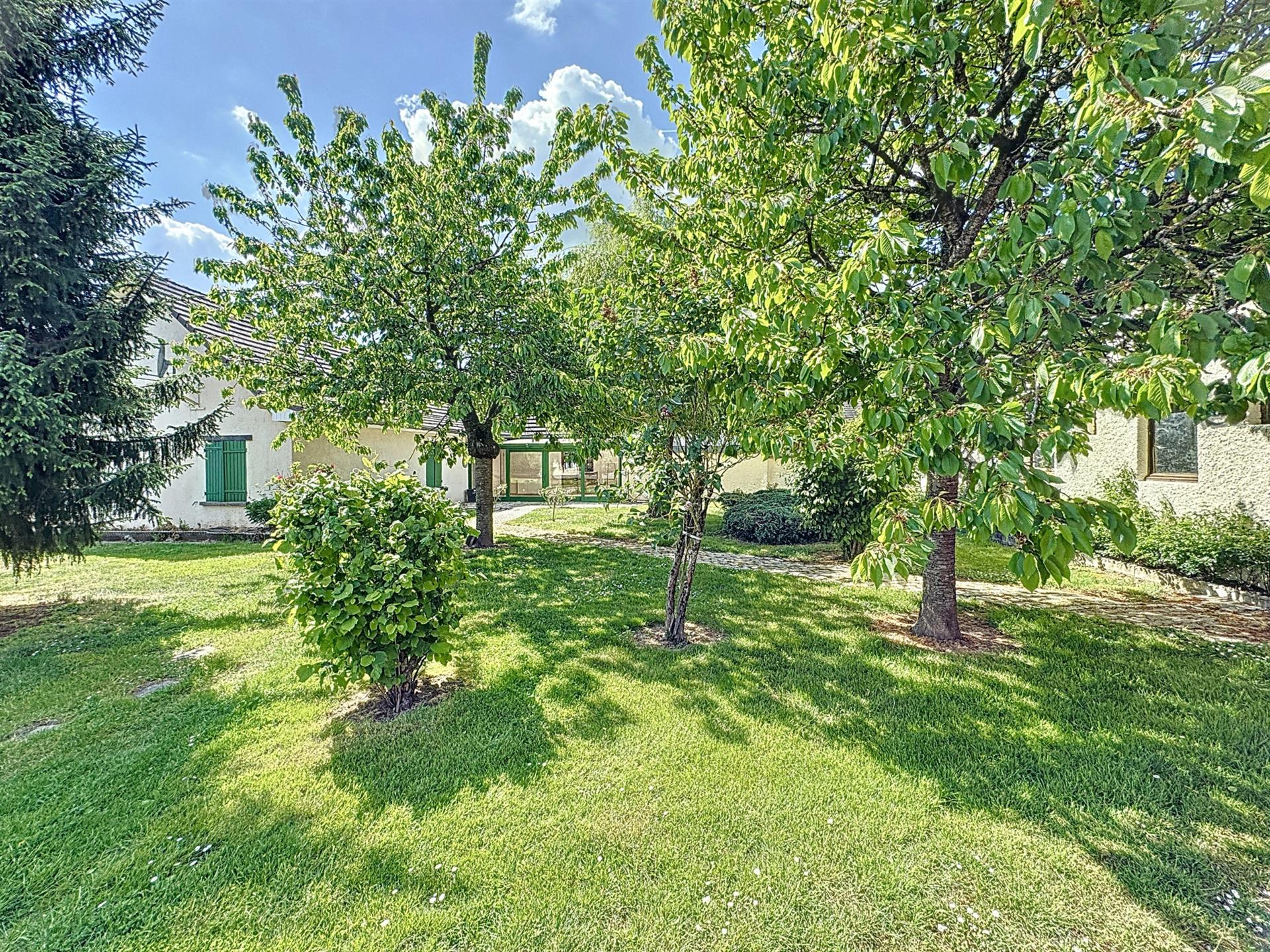 Detached house 4 bedrooms garden garage 02450
