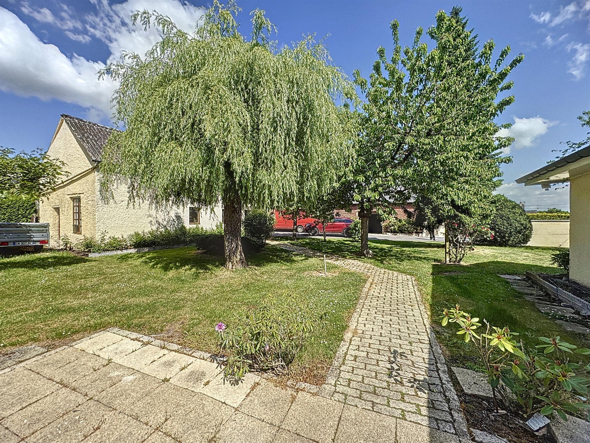 Detached house 4 bedrooms garden garage 02450