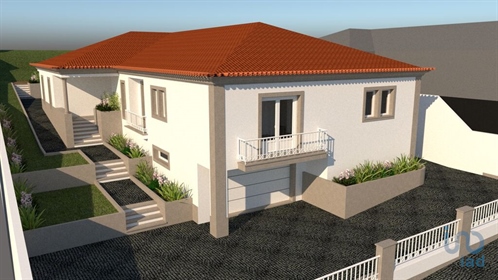 Home / Villa with 5 Rooms in Leiria with 350,00 m²
