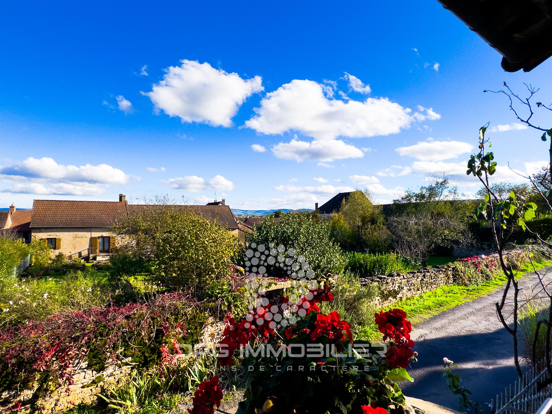 A life between charm, space and creativity 15 minutes from Cluny