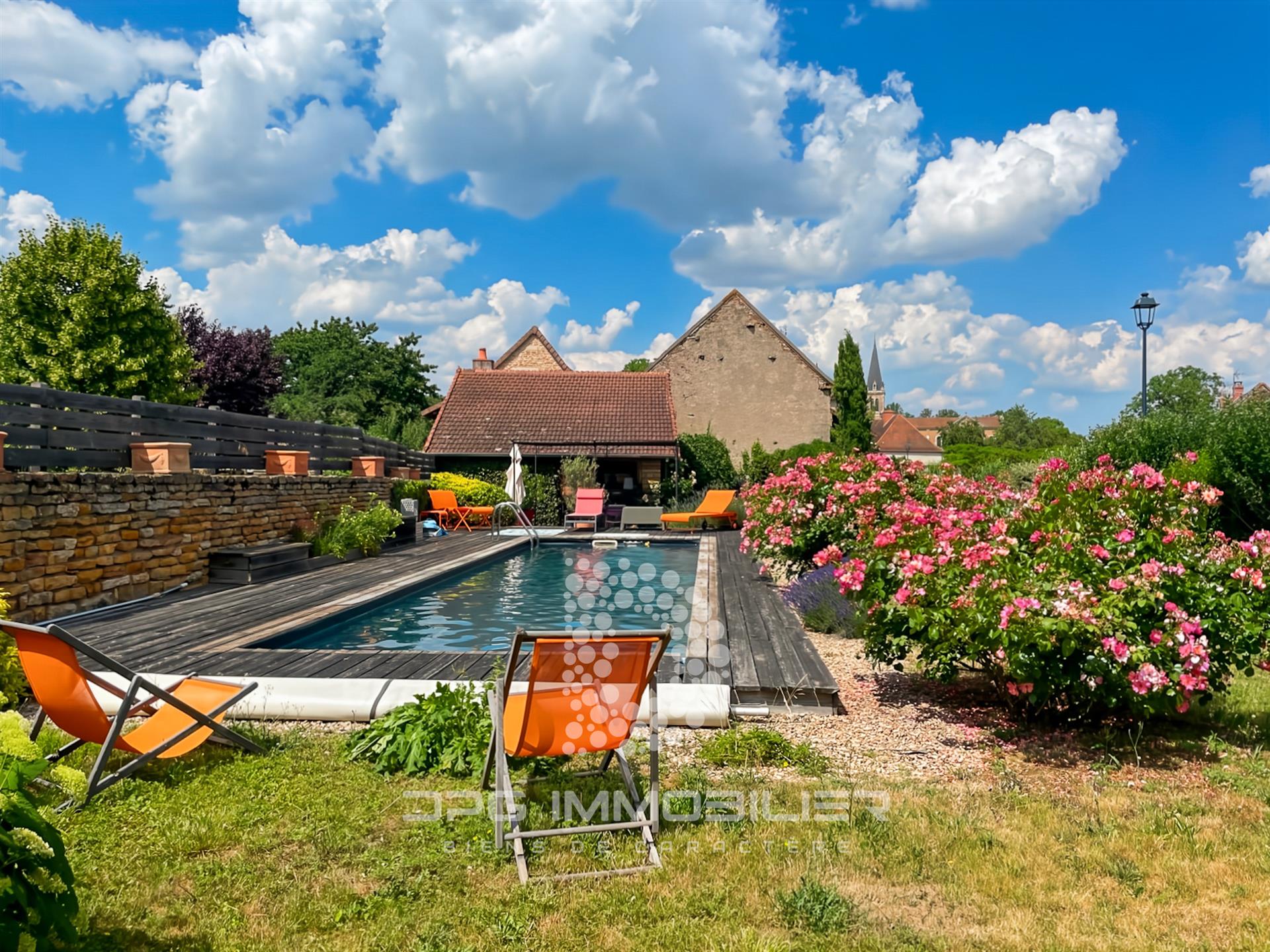 A life between charm, space and creativity 15 minutes from Cluny