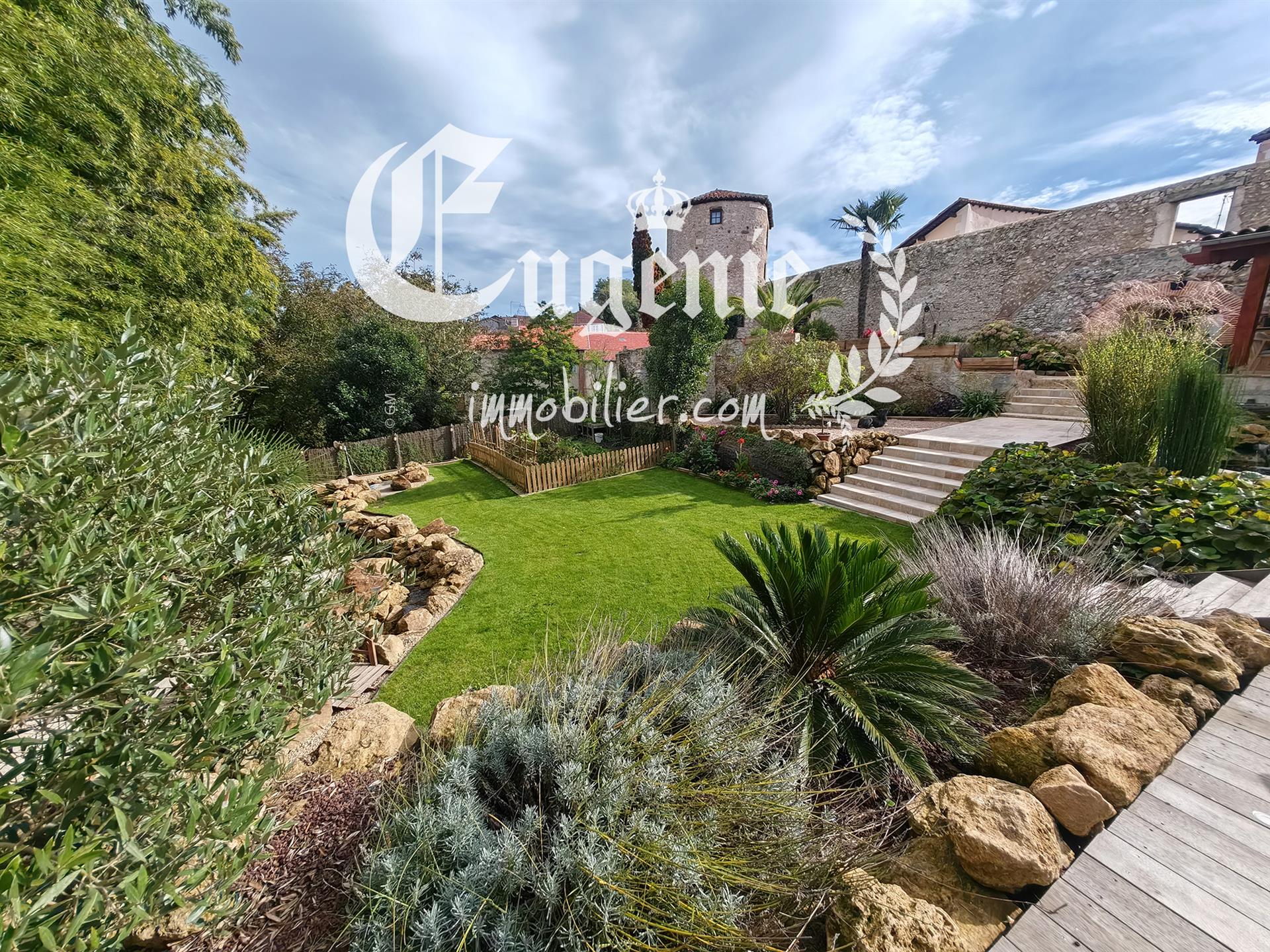 Purchase: Luxury property (40500)