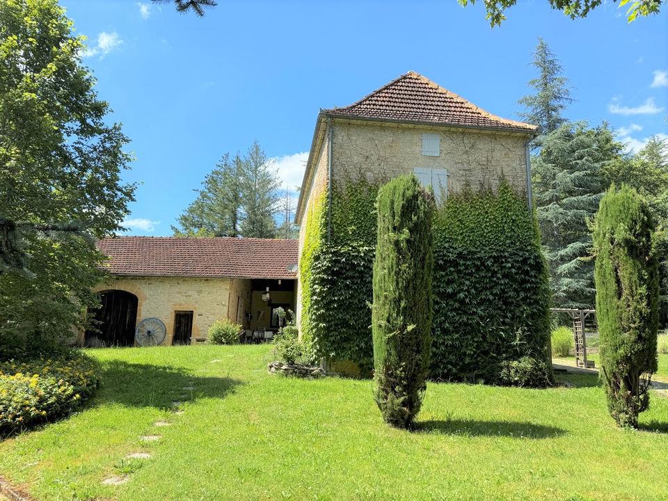 House, barn and swimming pool on 1.2 ha in Bouriane