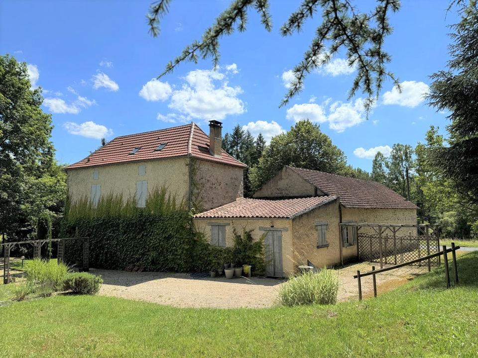 House, barn and swimming pool on 1.2 ha in Bouriane