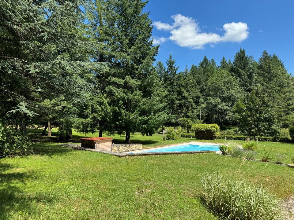 House, barn and swimming pool on 1.2 ha in Bouriane