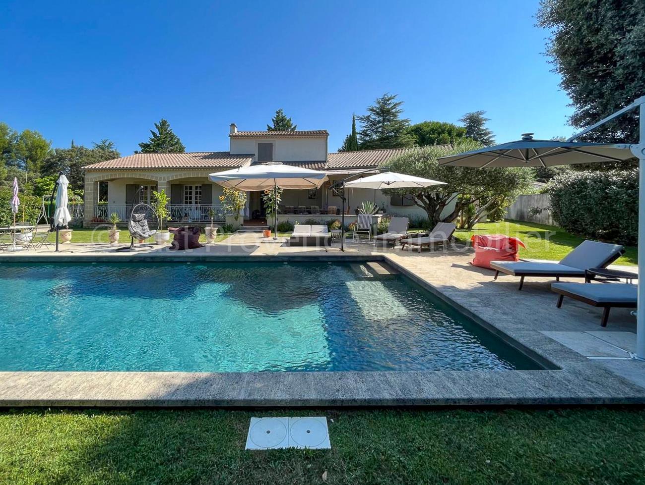 For sale in Mazan villa of about 184 m² with swimming pool