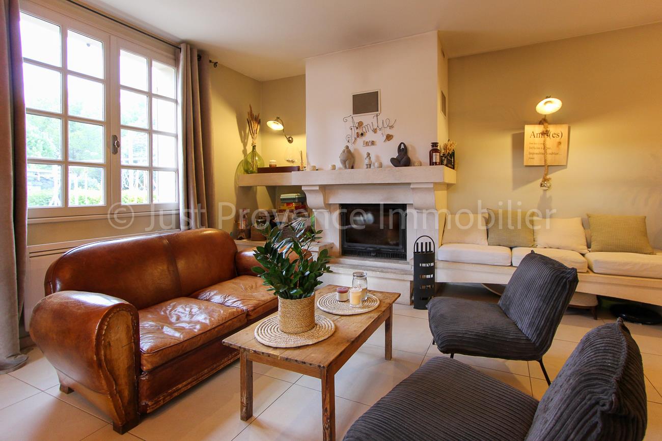 For sale in Mazan villa of about 184 m² with swimming pool