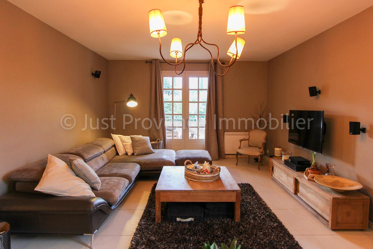 For sale in Mazan villa of about 184 m² with swimming pool
