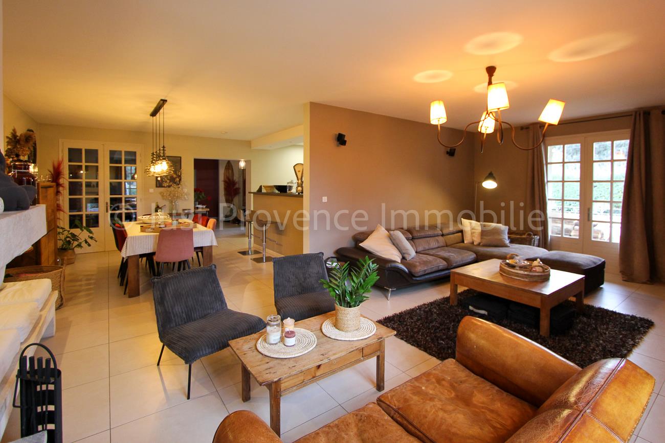 For sale in Mazan villa of about 184 m² with swimming pool