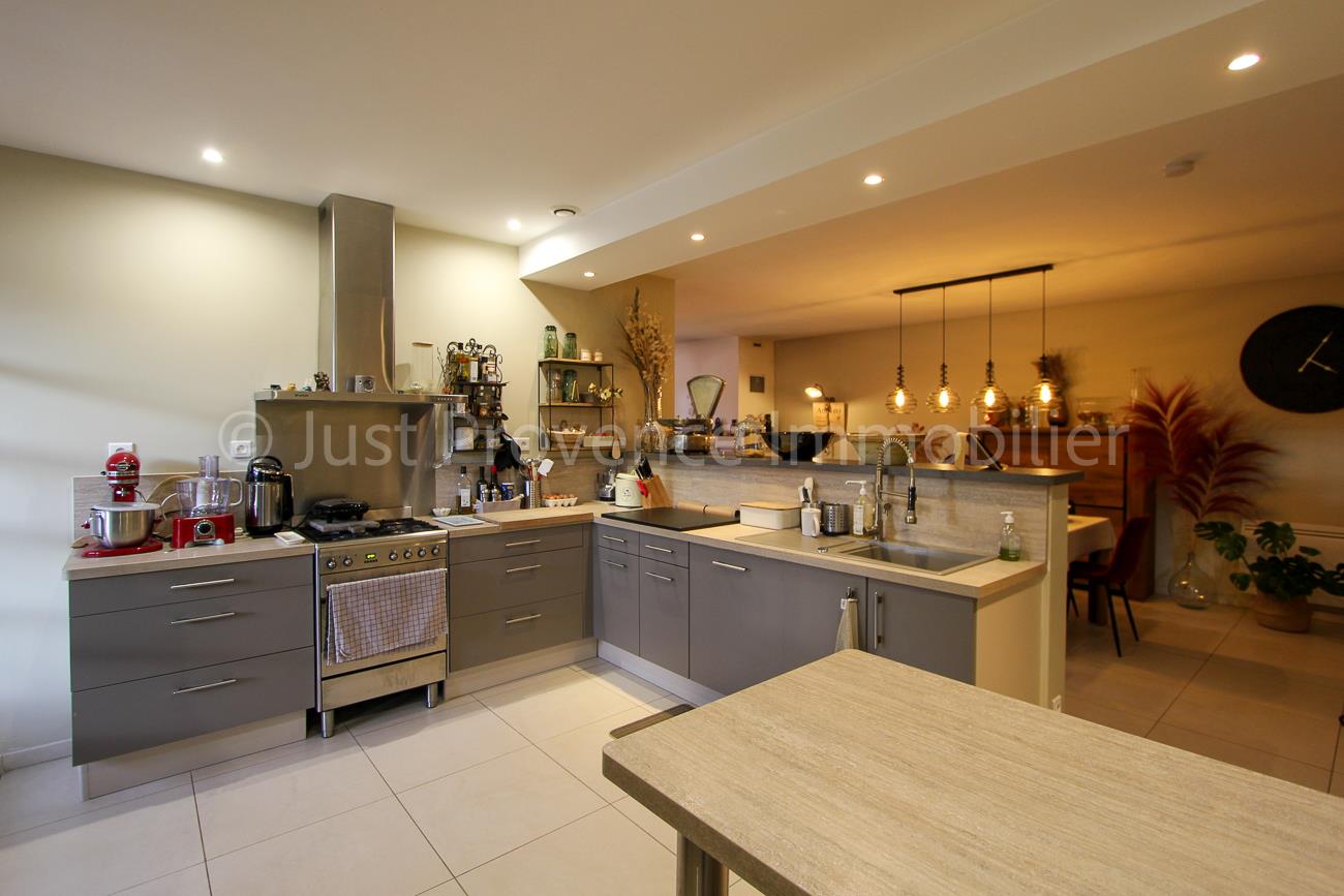 For sale in Mazan villa of about 184 m² with swimming pool