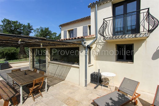 For sale in the countryside of Carpentras, villa of 157 m2 on a plot of 5798 m2 with garage.