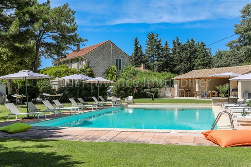 Saumane de Vaucluse Mas de 418.55 m² habitables avec gÎte et piscine sur 3790 m² de terrain environ.