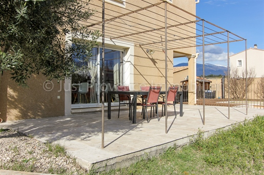 Modène, villa d'environ 138.6 m2 avec garage et piscine sur 1000 m² environ.