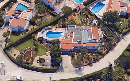 Gelijkvloerse villa met 4 slaapkamers, goed gelegen in Carvoeiro met uitzicht op zee en verwarmd zw