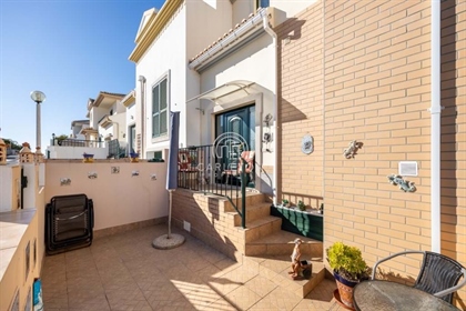 Well-Maintained 2 bedroom townhouse located in a good residential area in Alcantarilha, close to all