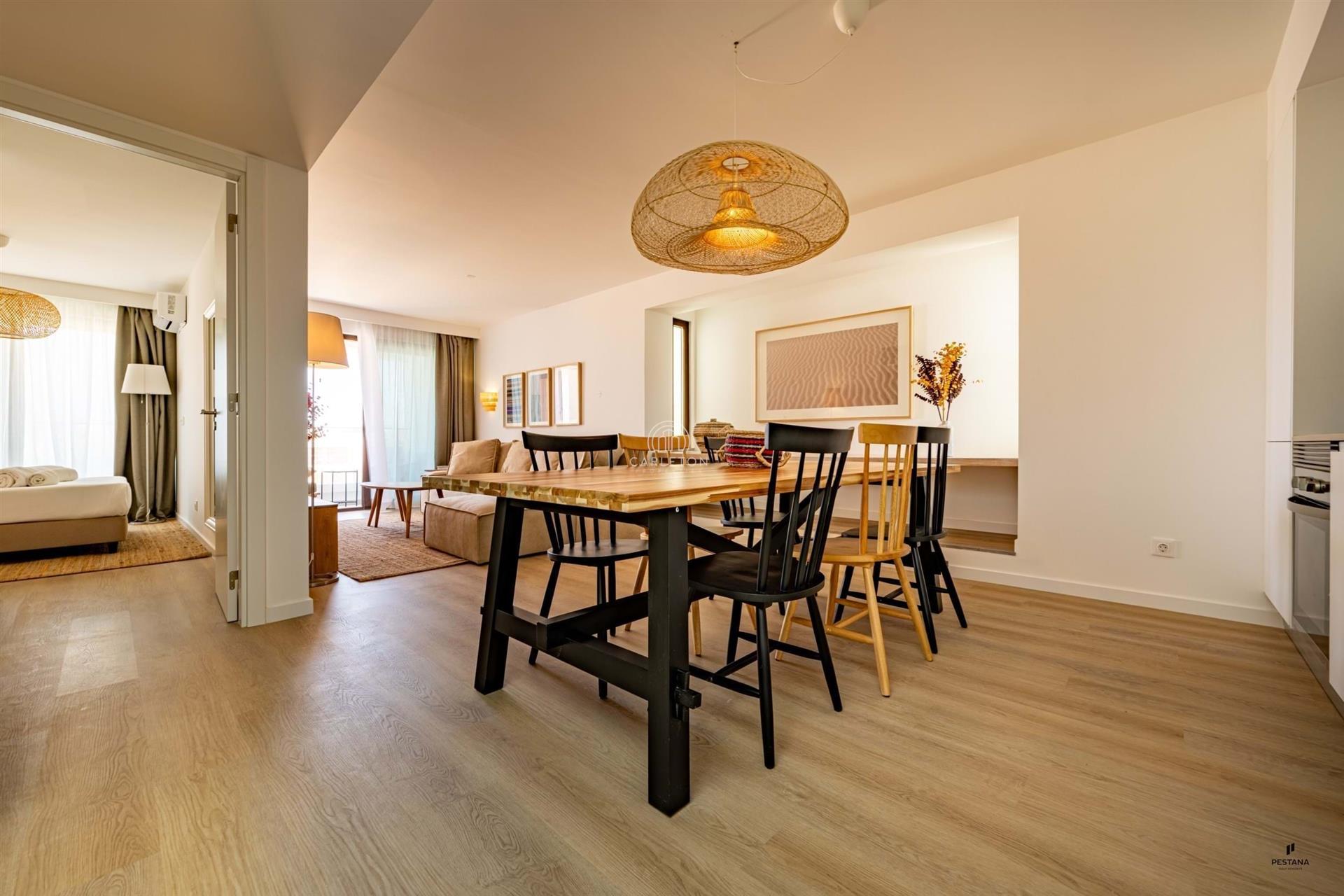 2 bedroom apartment and office, 400m from the beach. A tourist condominium inserted in the Natural P