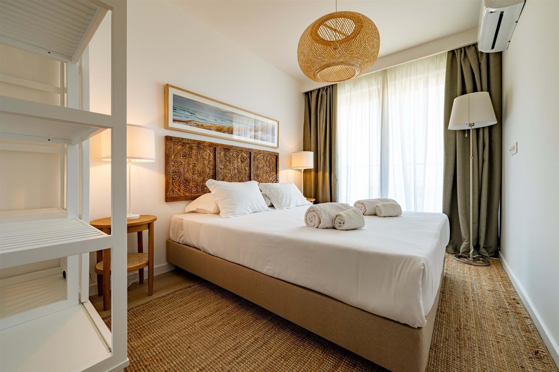 2 bedroom apartment and office, 400m from the beach. A tourist condominium inserted in the Natural P