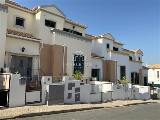 Fantastic 2 bedroom townhouse located in a good residential area in Alcantarilha, close to all ameni