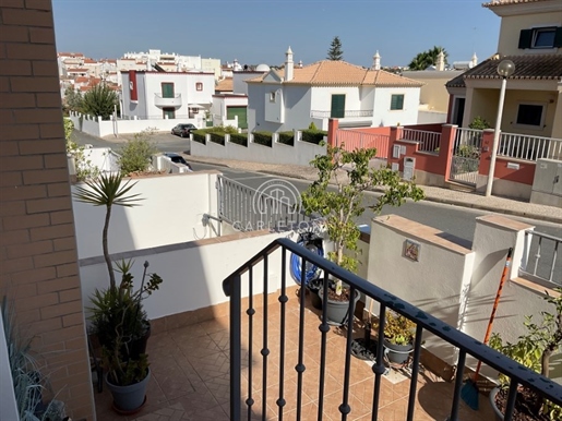 Fantastic 2 bedroom townhouse located in a good residential area in Alcantarilha, close to all ameni