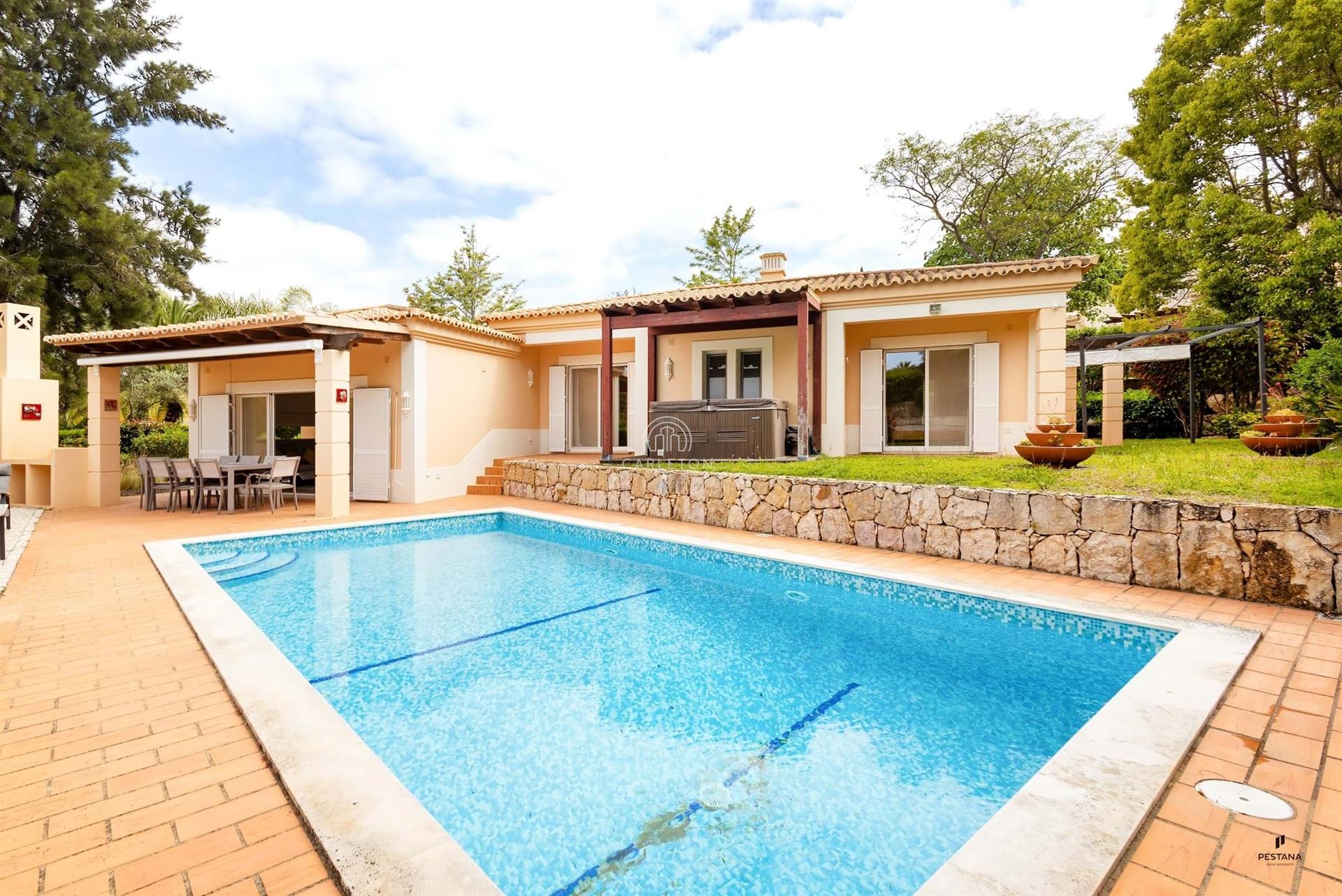 Vier-Zimmer-Villa mit Pool, ideal gelegen in erster Linie zum Golfplatz, im Pestana Gramacho Golf Re