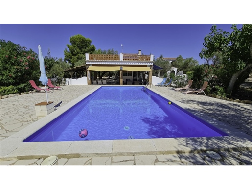 Casa de campo con piscina privada y apartamento de invitados, pozo propio y 8'000m2 vallados