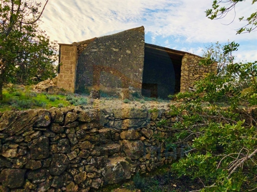 Maison en pierre dans une terrain rustique avec belle vues
