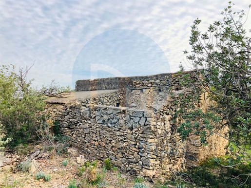 Casa de piedra en finca rústica con vistas al río Ebro.