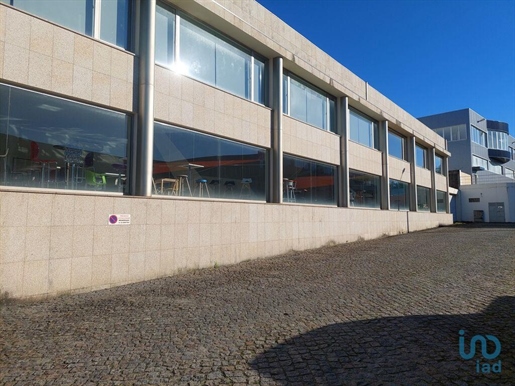 Boutique/Local commercial à Porto de 7375,00 m²