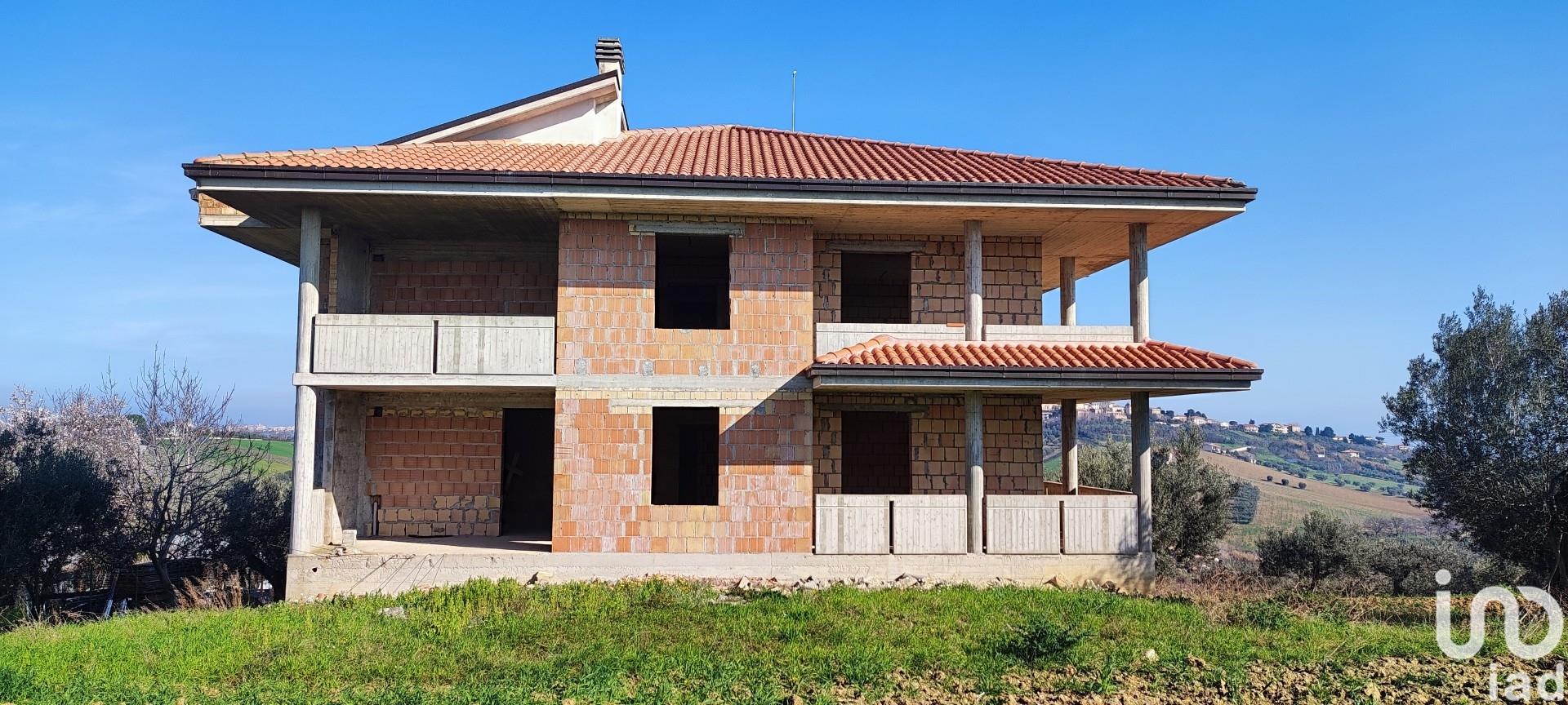 Πώληση Μονοκατοικία / Βίλα 528 τ.μ. - 6 υπνοδωμάτια - Mosciano Sant'Angelo