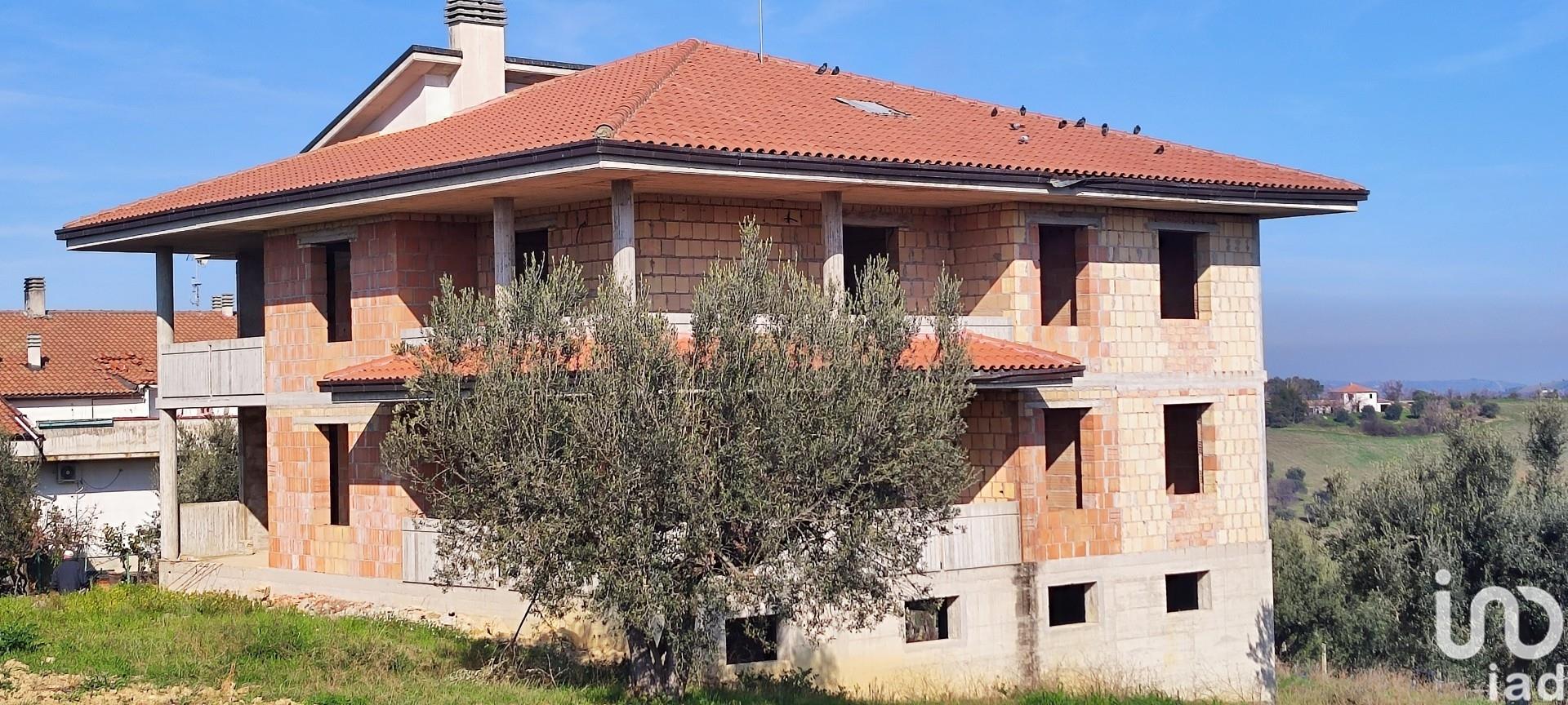 Πώληση Μονοκατοικία / Βίλα 528 τ.μ. - 6 υπνοδωμάτια - Mosciano Sant'Angelo