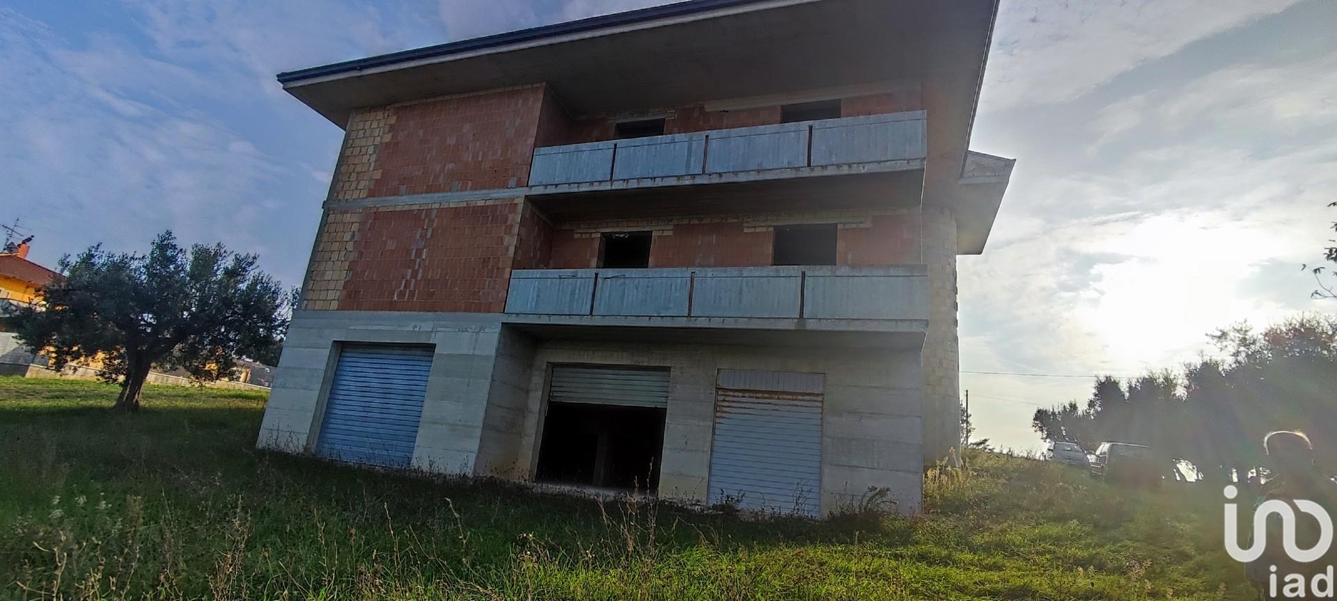 Πώληση Μονοκατοικία / Βίλα 528 τ.μ. - 6 υπνοδωμάτια - Mosciano Sant'Angelo