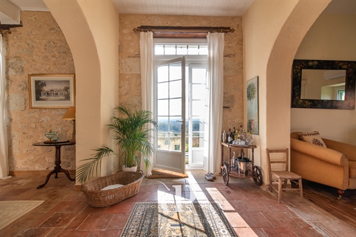 Casa de aldeia adorável e luminosa com vista para os Pirenéus