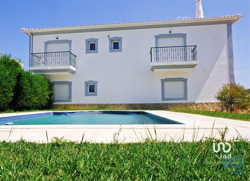 Home / Villa with 4 Rooms in Faro with 158,00 m²