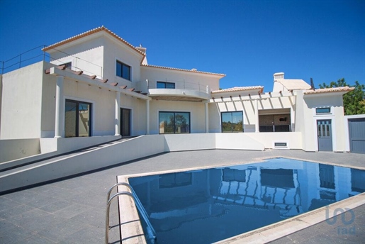 Home / Villa with 4 Rooms in Faro with 497,00 m²