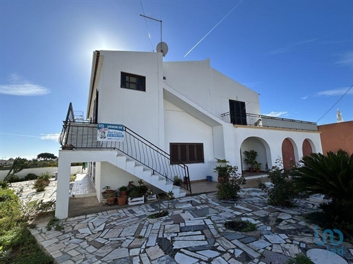 Home / Villa with 6 Rooms in Faro with 425,00 m²