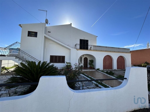 Home / Villa with 6 Rooms in Faro with 425,00 m²