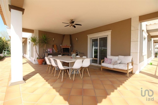 Home / Villa with 4 Rooms in Faro with 637,00 m²
