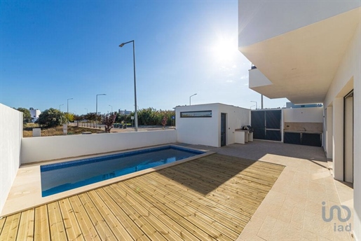 Home / Villa with 3 Rooms in Faro with 275,00 m²