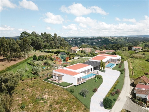 Detached villa, T3 with swimming pool, quiet location, open views of the valley in Santa Catarina,