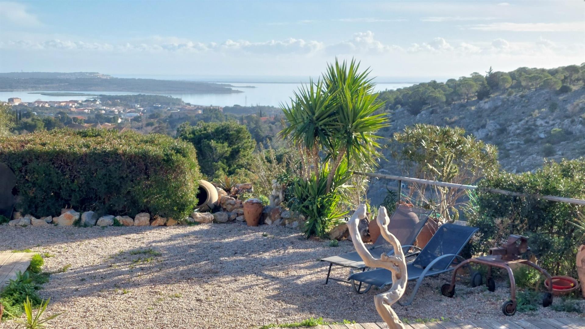 Leucate nearby, exceptional house with sea and scrubland views