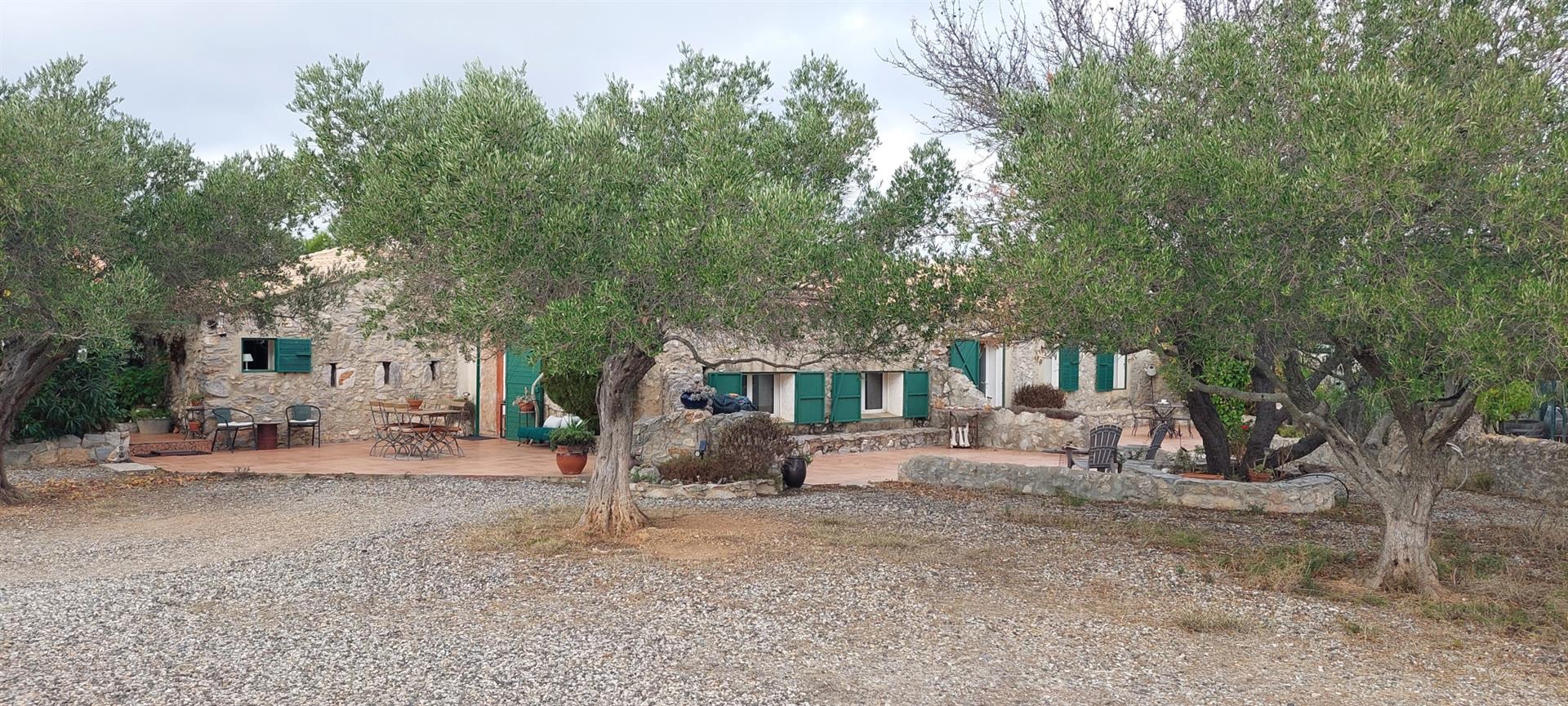 Leucate nearby, Mas 320 m2 of living space with well on 4.7 ha. And outbuildings.