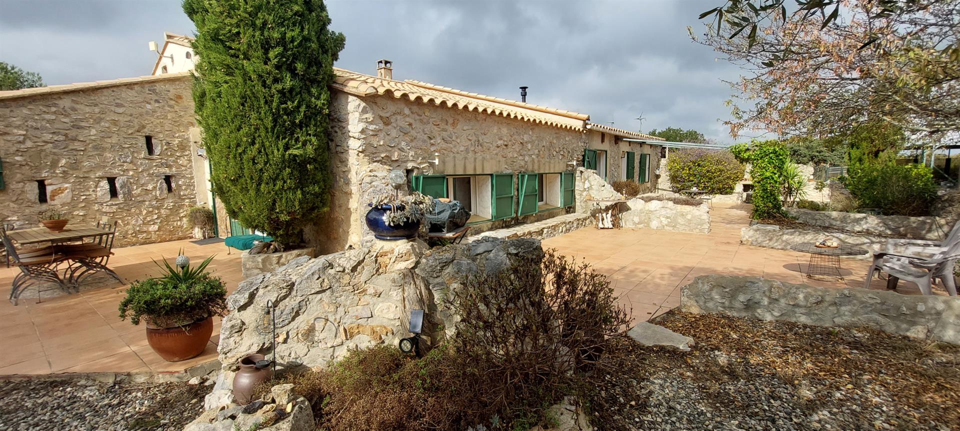 Leucate nearby, Mas 320 m2 of living space with well on 4.7 ha. And outbuildings.