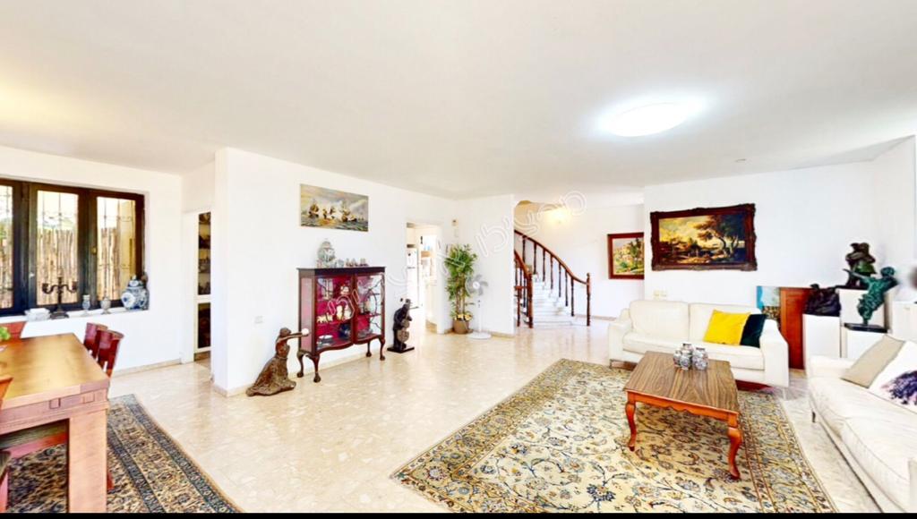 In young Herzliya,A quiet, bright, well-kept and well-maintained private house.