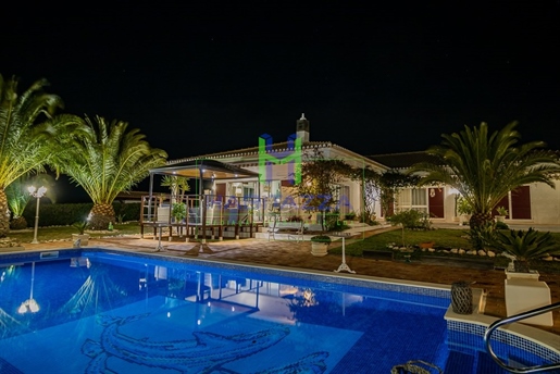 Fantástica Moradia Térrea T3+1, com piscina, grande jardim, e garagem, perto de Lagos